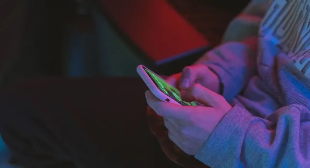 karnataka-may-restrict-mobile-use-for-school-students-below-16-focus-on-reducing-screen-time-addiction