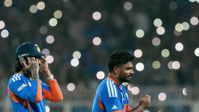 t20-world-cup-sunil-gavaskar-ravi-shastri-slam-laser-show-during-india-west-indies-match-in-kolkata