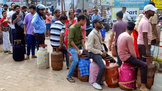 Iran War Impact: Commercial LPG Shortage Hits Delhi-NCR Restaurants, Hotels; Long Queue Outside Supply Centres