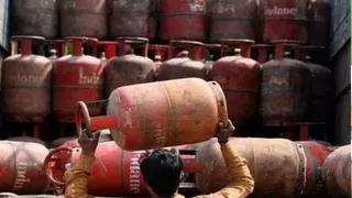 LPG Supply Shortage Pushes Kolkata Eateries To Cut Down On Delicacies, Shift To Wood-Fired Ovens
