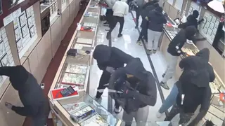 straight-from-gta-masked-robbers-steal-jewellery-worth-rs-16-cr-in-a-minute-from-store-owned-by-indian-american-family-video