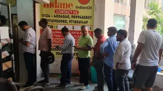 lpg-shortage-hits-gurugram-online-bookings-suspended-consumers-stand-in-long-queues-outside-gas-agencies