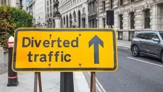 delhi-traffic-alert-for-navratri-2026-check-major-route-diversions-near-kalkaji-and-chhatarpur-temples