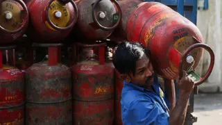 LPG Crisis: Govt Announces 10% Extra Commercial Gas Quota For States And UTs To Boost Supply