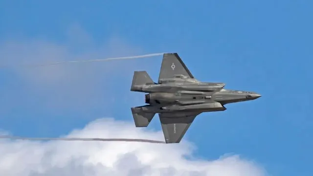 us-f35-fighter-jet-makes-emergency-landing-at-us-air-base-in-middle-east-after-suspected-iranian-fire