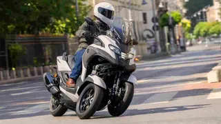 yamaha-tricity-becomes-worlds-first-scooter-to-feature-airbag-check-features-and-specs