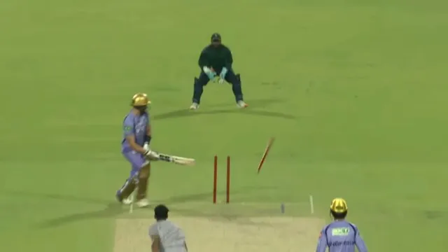 ipl-2026-unsold-india-star-sends-finn-allens-middle-stump-flying-during-kkr-intra-squad-match