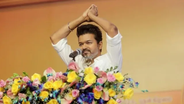 tvk-leader-vijay-thalapathy-pushed-amid-heavy-crowd-at-chennai-secretariat-viral-video
