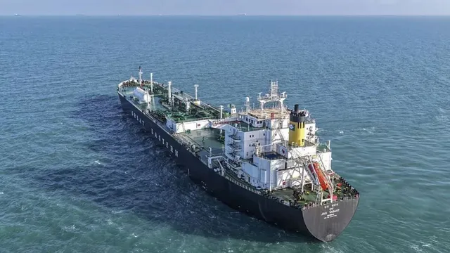 us-israel-iran-war-10-foreign-flagged-vessels-carrying-oil-and-gas-to-india-stranded-in-persian-gulf-amid-middle-east-conflict