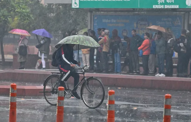 delhi-ncr-to-see-light-rain-strong-winds-on-tuesday-imd-issues-yellow-alert-check-today-forecast