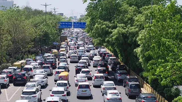 delhi-traffic-advisory-travel-disrupted-on-noida-link-road-jams-reported-in-mayur-vihar-phase-1-check-diversions