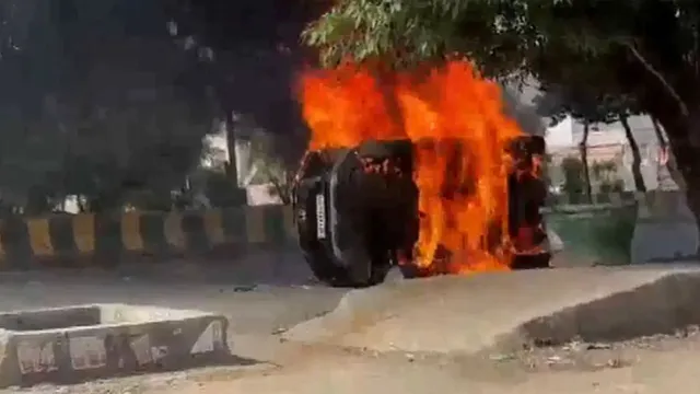 noida-protest-workers-alary-hike-demand-torch-vehicle-stone-pelting-violent-demonstration-latest-updates