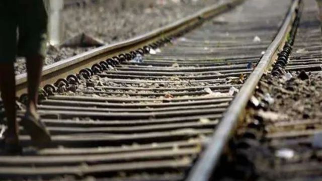 prayagraj-tragedy-4-dead-in-chain-reaction-accident-after-passenger-jumps-from-kalka-express-rescue-ops-underway