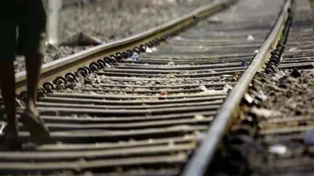 prayagraj-tragedy-4-dead-in-chain-reaction-accident-after-passenger-jumps-from-kalka-express-rescue-ops-underway