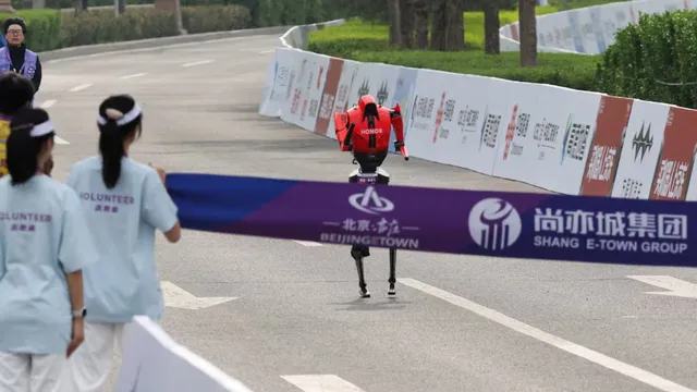 china-humanoid-robots-outpace-humans-in-beijing-half-marathon