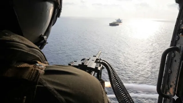 us-gunner-locks-machine-gun-on-ship-near-iran-amid-strait-of-hormuz-blockade-watch-video