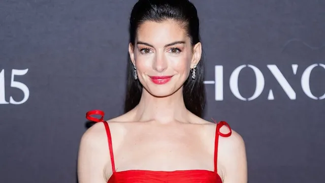 fan-gifts-quran-to-anne-hathaway-after-her-viral-inshallan-clip-watch-actress-reaction
