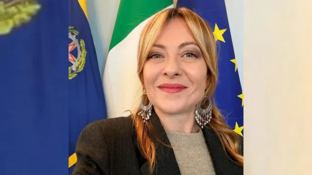 giorgia-melonis-jhumka-selfie-takes-internet-by-storm-netizens-praise-pms-indian-look-say-bareilly-to-italy