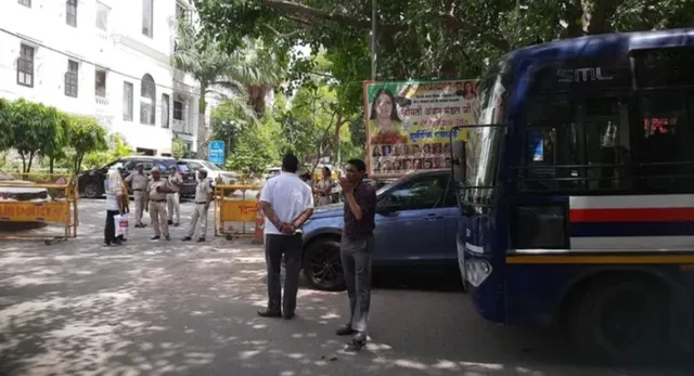 delhi-kailash-hills-murder-case-police-recreate-crime-scene-with-accused-key-evidence-recovered