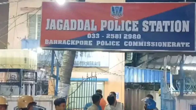 bengal-bjp-tmc-clashes-erupt-in-jagaddal-ahead-of-pm-modi-rally-crude-bombs-hurled-injured