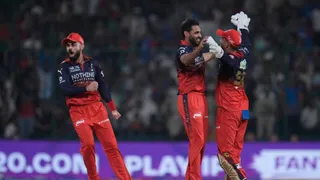 RCB vs DC: Delhi Capitals Lose Half Team In 2 Overs As Bhuvneshwar Kumar, Josh Hazelwood Rattle Batting Line-Up | WATCH