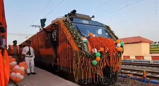 pm-modi-flags-off-two-new-amrit-bharat-express-trains-key-route-timings-for-varanasi-pune-and-ayodhya-mumbai