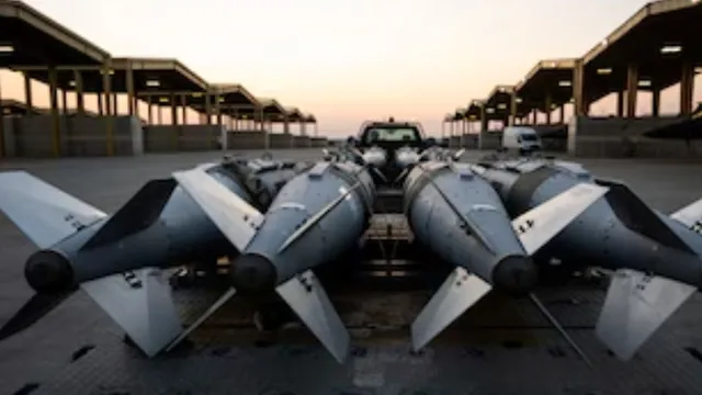 us-iran-war-trump-briefed-on-powerful-new-plan-as-6500tonne-munitions-reach-israel