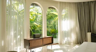 6 Summer Plant Decor Ideas With Sheer Curtains And Light