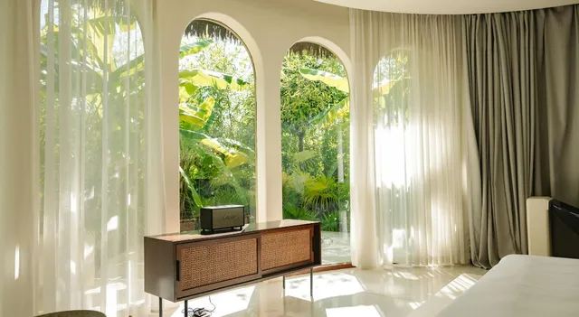 6-summer-plant-decor-ideas-with-sheer-curtains-and-light