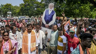 BJP Supporters Celebrate, Chant 'Jai Shri Ram', 'Chor Mamata' Slogans Outside TMC Supremo's Residence | WATCH