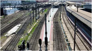 Bihar Railway Crossing Gateman Falls Asleep, 3 Trains Including Jan Shatabdi Delayed; Road Traffic Disrupted