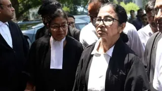 'Chor, Chor': Mamata Banerjee Faces Protest, Alleges Assault As She Turns Up At Calcutta HC In Lawyer's Gown | Watch