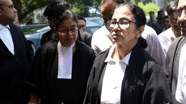 mamata-banerjee-faces-protest-alleges-assault-as-she-turns-up-at-calcutta-hc-in-lawyers-gown-watch