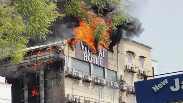 prayagraj-fire-huge-flames-engulf-hotel-in-civil-lines-area-several-feared-trapped-video