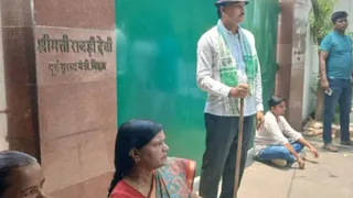 Lalu Yadav, Rabri Devi Return Security After Z-Plus Cover Withdrawn; RJD Workers Guard Residence With Stick