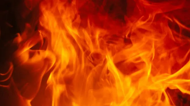 jk-eight-shops-gutted-in-poonch-bufliaz-market-fire-suspected-short-circuit-no-casualties-reported