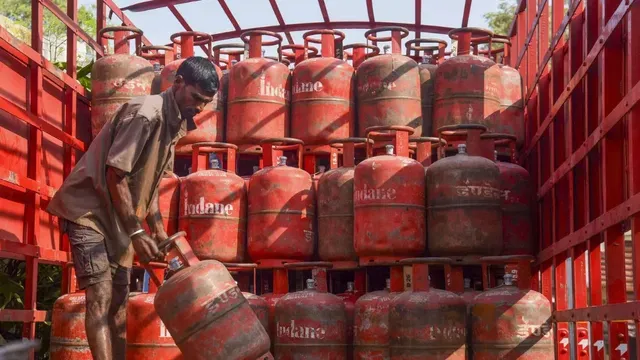 lpg-price-hike-centre-cuts-subsidised-lpg-gas-cylinder-for-ujjwala-beneficiaries-to-4-in-a-year