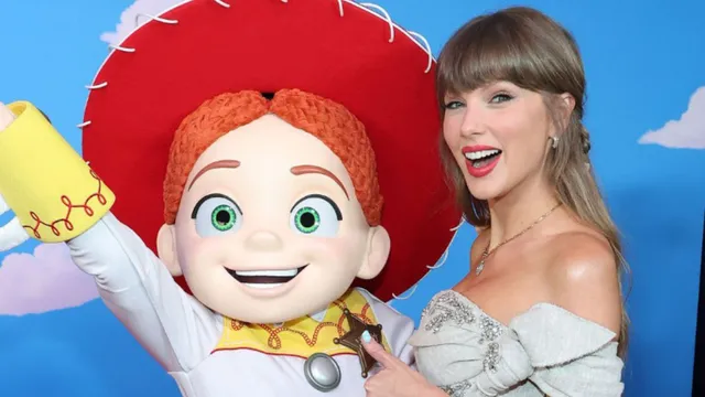 taylor-swift-performs-i-knew-it-i-knew-you-at-toy-story-5-premiere