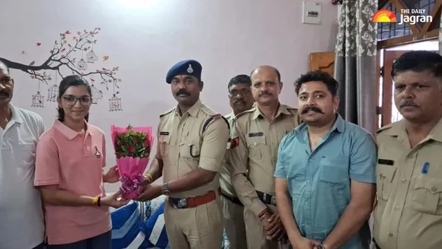 police-officers-daughter-priya-malviya-becomes-flying-officer-makes-chhindwara-proud-know-her-inspirational-journey-here
