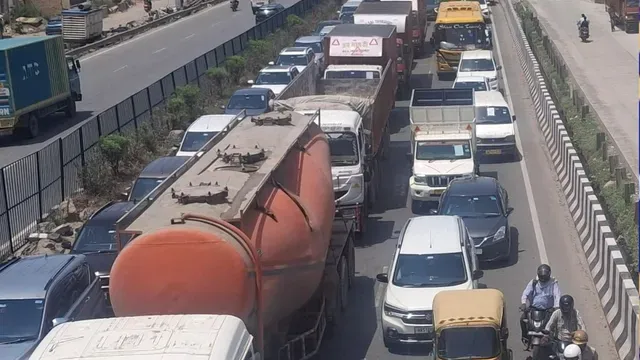 delhi-jaipur-highway-chokes-for-45-minutes-as-broken-down-vehicle-triggers-massive-traffic-snarl