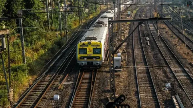 mumbai-22-year-old-stabbed-to-death-over-minor-argument-inside-local-train-accused-at-large