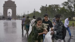 Delhi-NCR Weather Today: Light Rain, Gusty Winds To Hit National Capital, Noida; AQI Remains 'Moderate' | IMD Forecast
