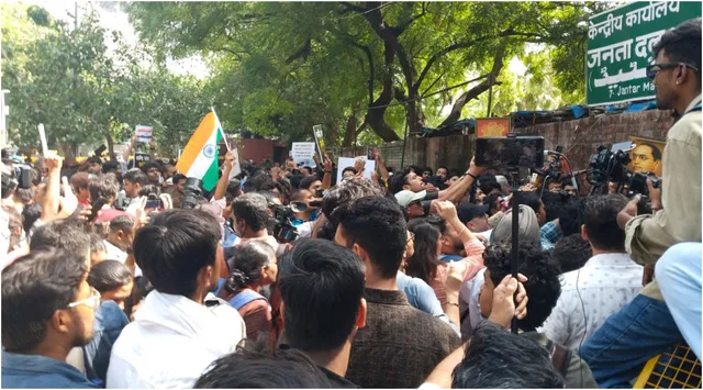 cjp-alleges-police-assault-on-two-students-over-library-set-up-at-jantar-mantar-protest-site