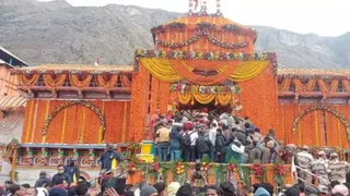 Badrinath Dham Donation Row: Official Seen Concealing Cash Under Phone; CCTV Replacement Triggers Suspicion