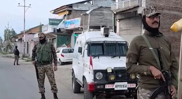 jk-army-police-crpf-surround-2-let-terrorists-spotted-on-camera-seal-escape-routes