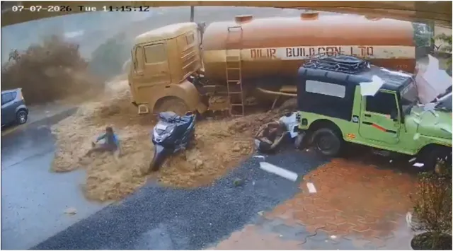 wayanad-landslide-caught-on-camera-moments-before-landslide-hit-meenakshi-bridge-three-had-a-narrow-escape-caught-on-video