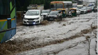Rain Disrupts Ghaziabad-Delhi Traffic Near Ghazipur After Severe Waterlogging At NH9; Check Alternate Routes