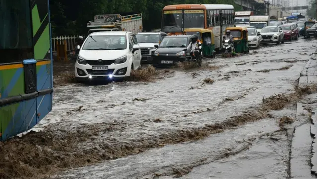 ghaziabad-delhi-traffic-disrupted-on-nh-9-near-ghazipur-after-waterlogging-amid-intense-rain-check-alternate-routes