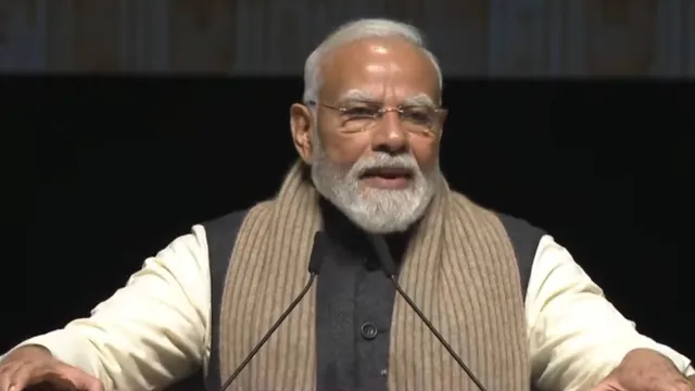pm-modi-carries-muffler-gifted-by-a-new-zealander-during-his-visit-30-years-ago-in-auckland-event-says-i-take-care-of-it-even-today-video