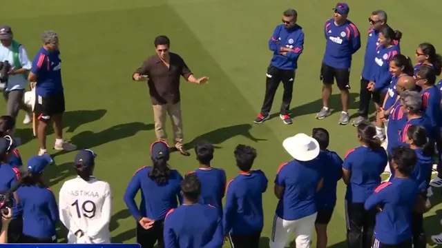 watch-sachin-tendulkar-gives-pep-talk-to-harmanpreetled-india-at-lords-ahead-of-historic-test-win-push